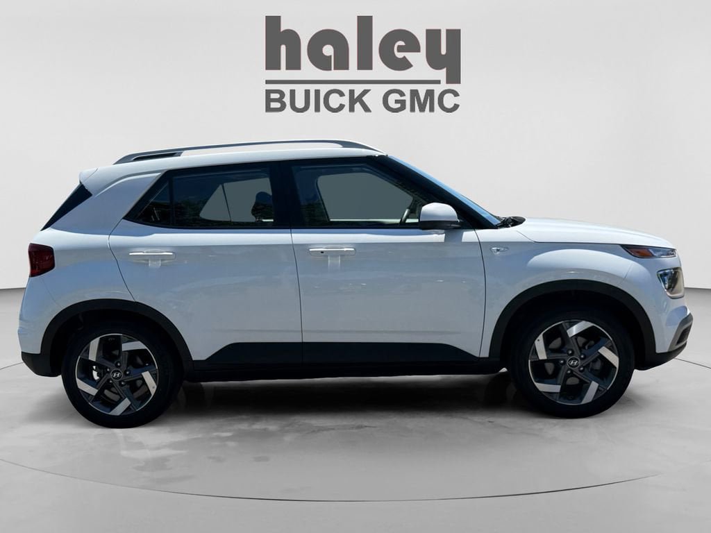 Used 2025 Hyundai Venue SEL FWD image 5
