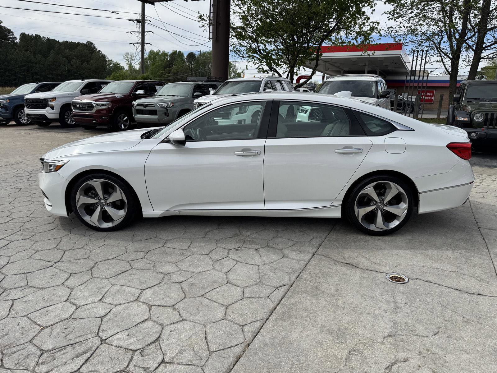 Used 2018 Honda Accord Touring image 10