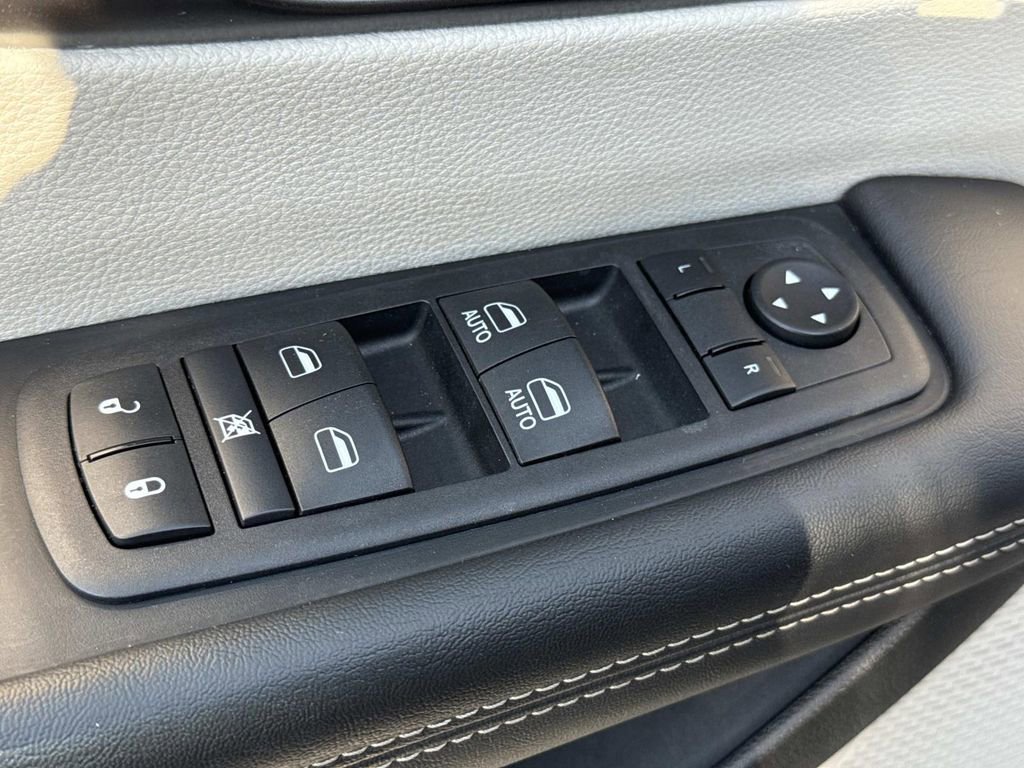 Used 2024 Chrysler Pacifica Touring-L image 23