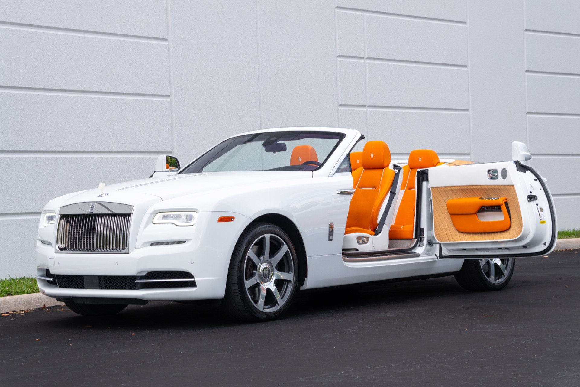 Used 2017 Rolls-Royce Dawn RWD image 26