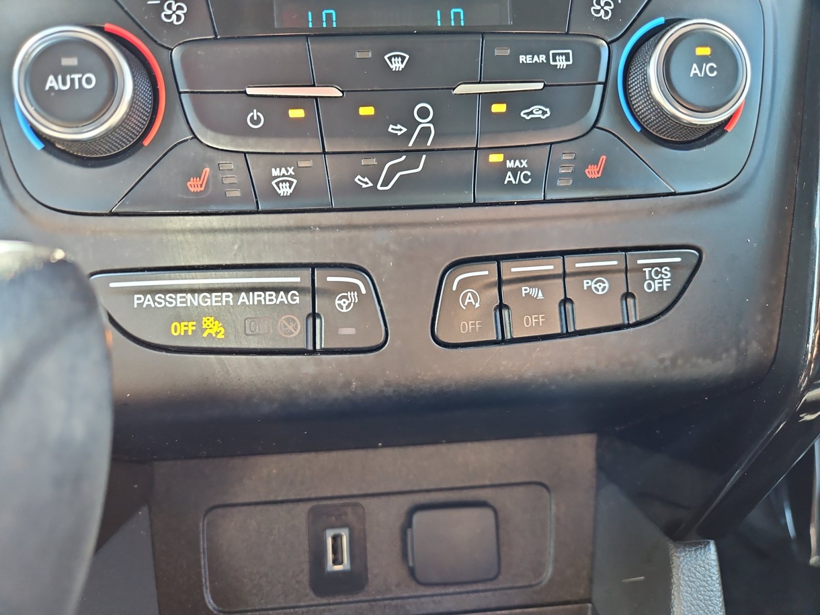 Used 2017 Ford Escape Titanium w/ Equipment Group 301A AWD/4WD image 21