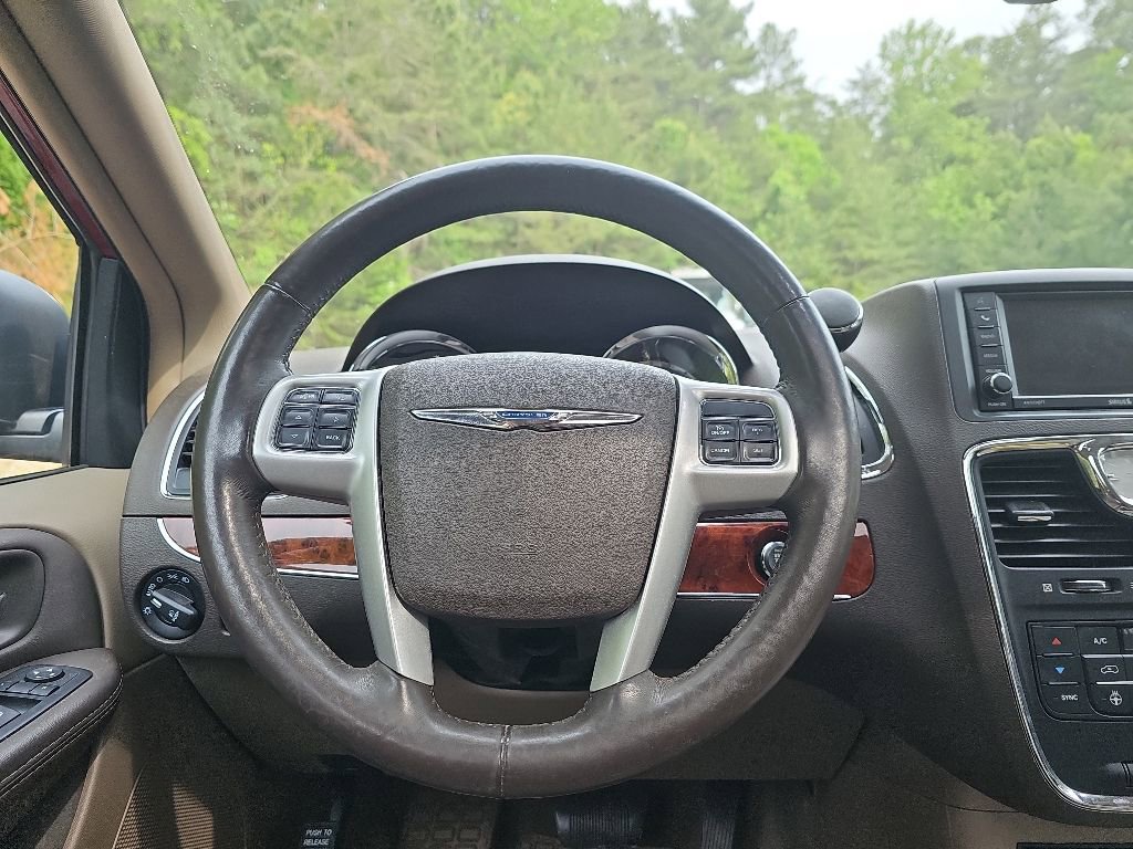 Used 2016 Chrysler Town & Country Touring-L FWD image 12