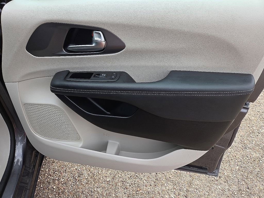 Used 2023 Chrysler Pacifica Touring-L FWD image 14