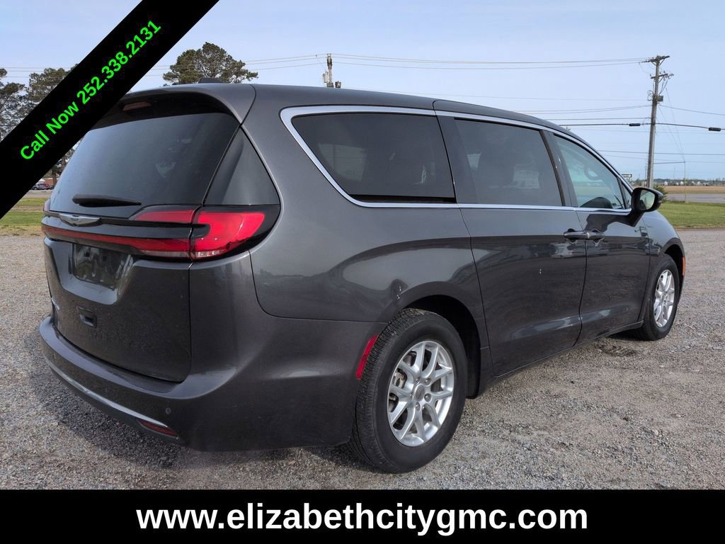 Used 2023 Chrysler Pacifica Touring-L FWD image 4