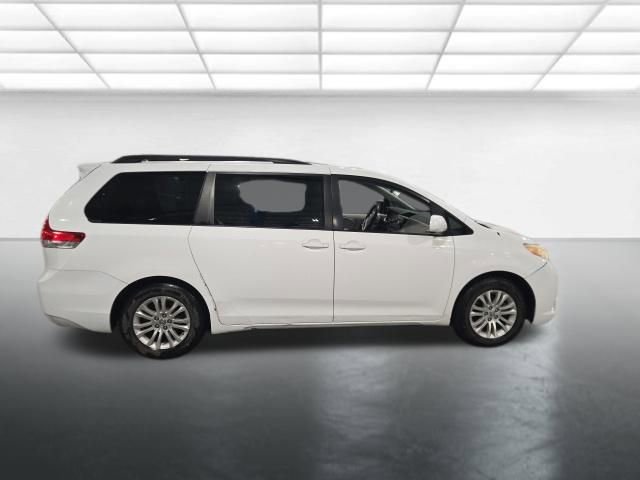 Used 2011 Toyota Sienna XLE w/ Entertainment Pkg FWD image 3