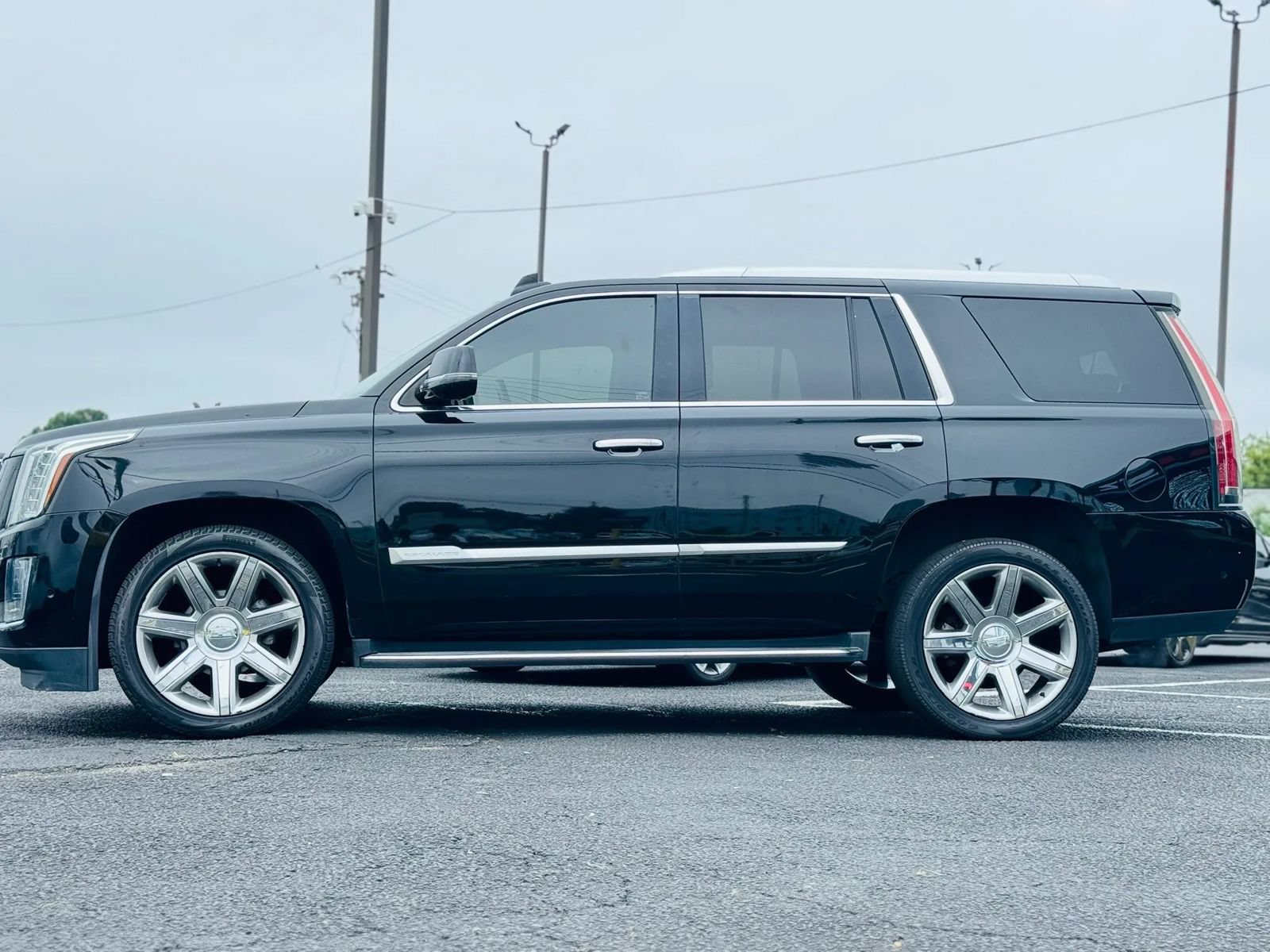 Used 2018 Cadillac Escalade Luxury AWD/4WD image 4