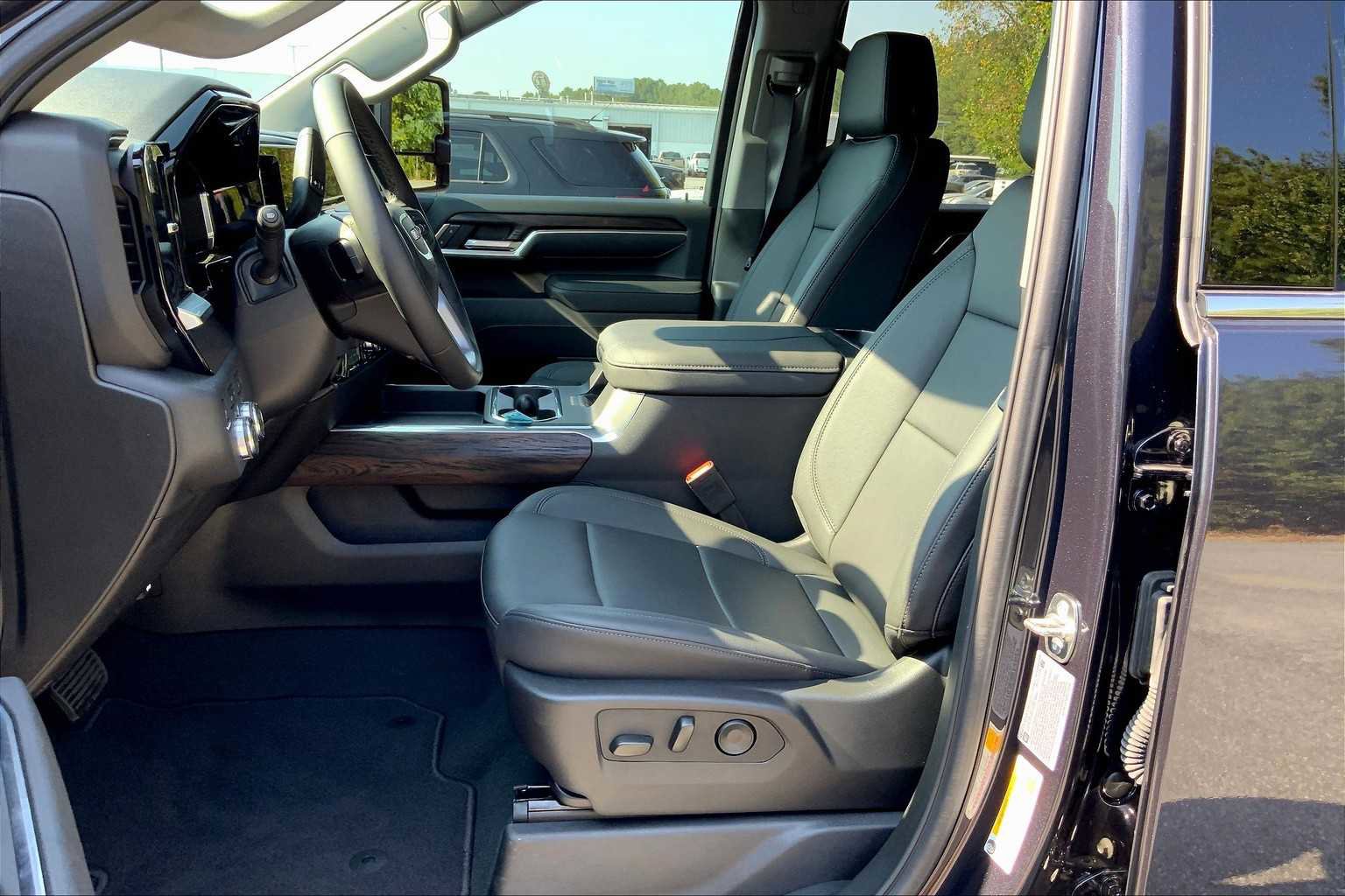 New 2025 GMC Sierra 3500 SLT w/ SLT Premium Package AWD/4WD image 9