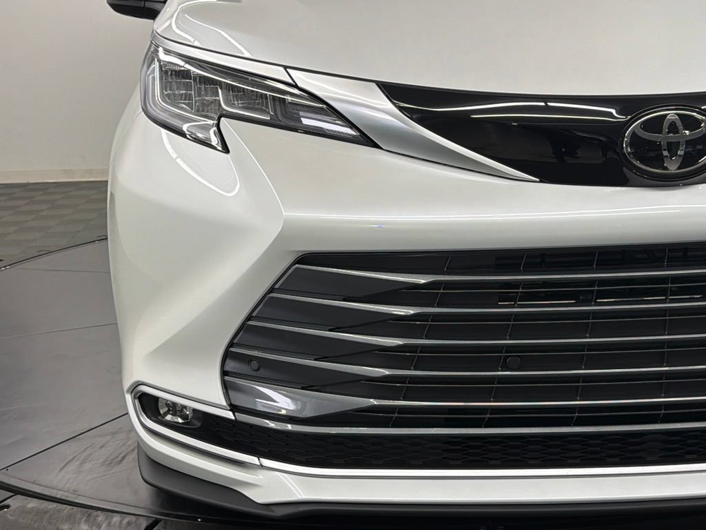 Used 2026 Toyota Sienna Limited FWD image 9