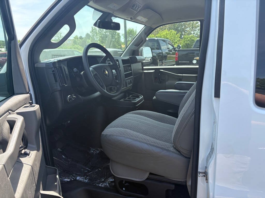 Used 2020 Chevrolet Express 3500 LT w/ LT Preferred Equipment Group RWD image 9