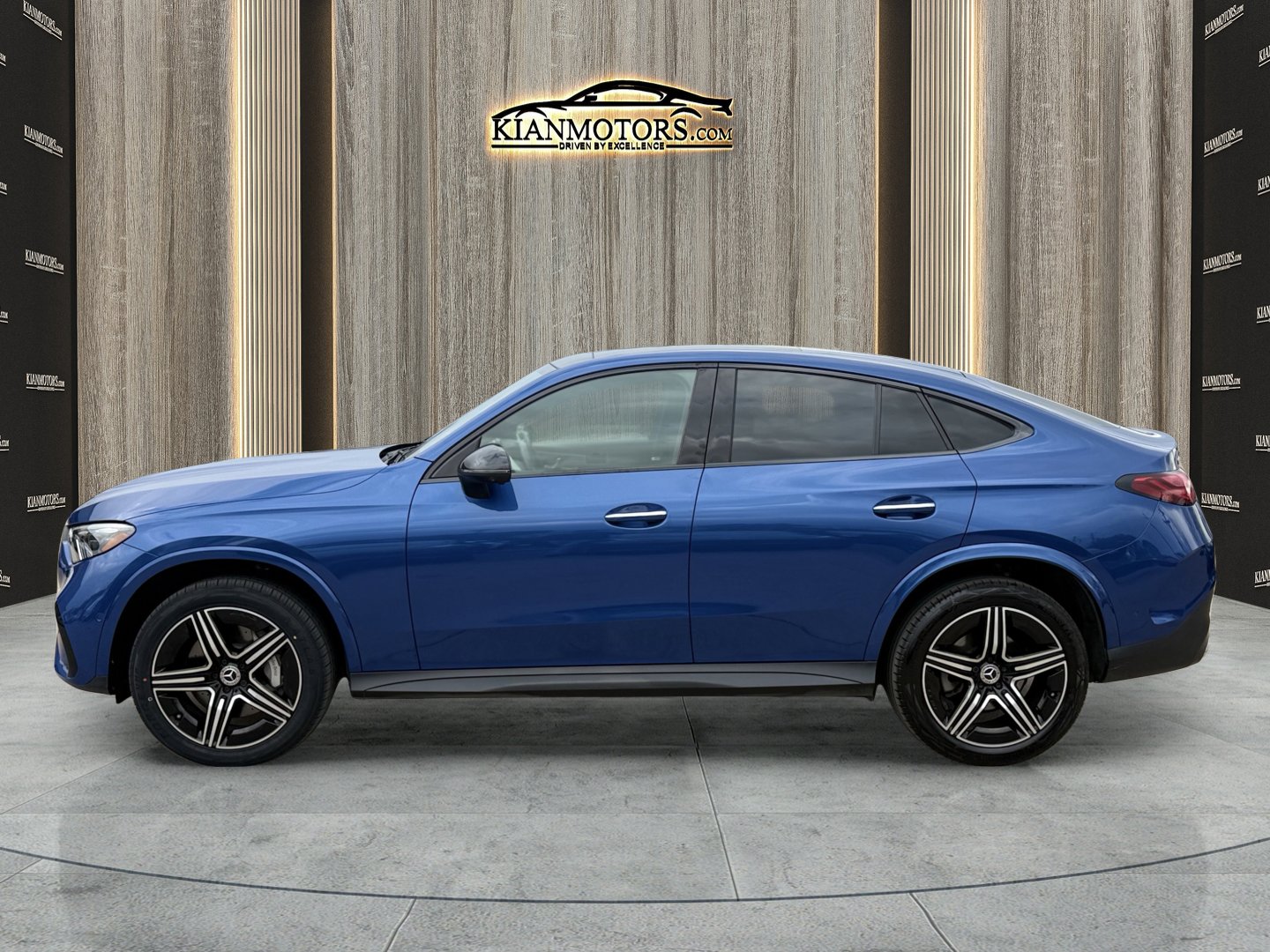 Used 2024 Mercedes-Benz GLC 300 4MATIC w/ AMG Line image 4