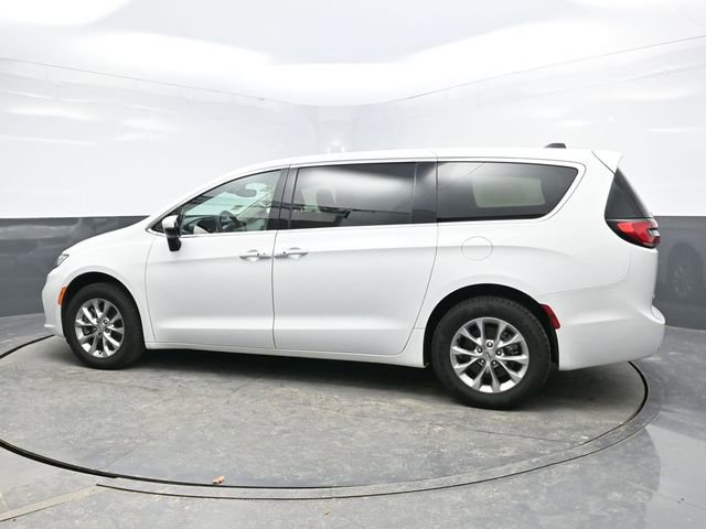 Used 2023 Chrysler Pacifica Touring-L image 4
