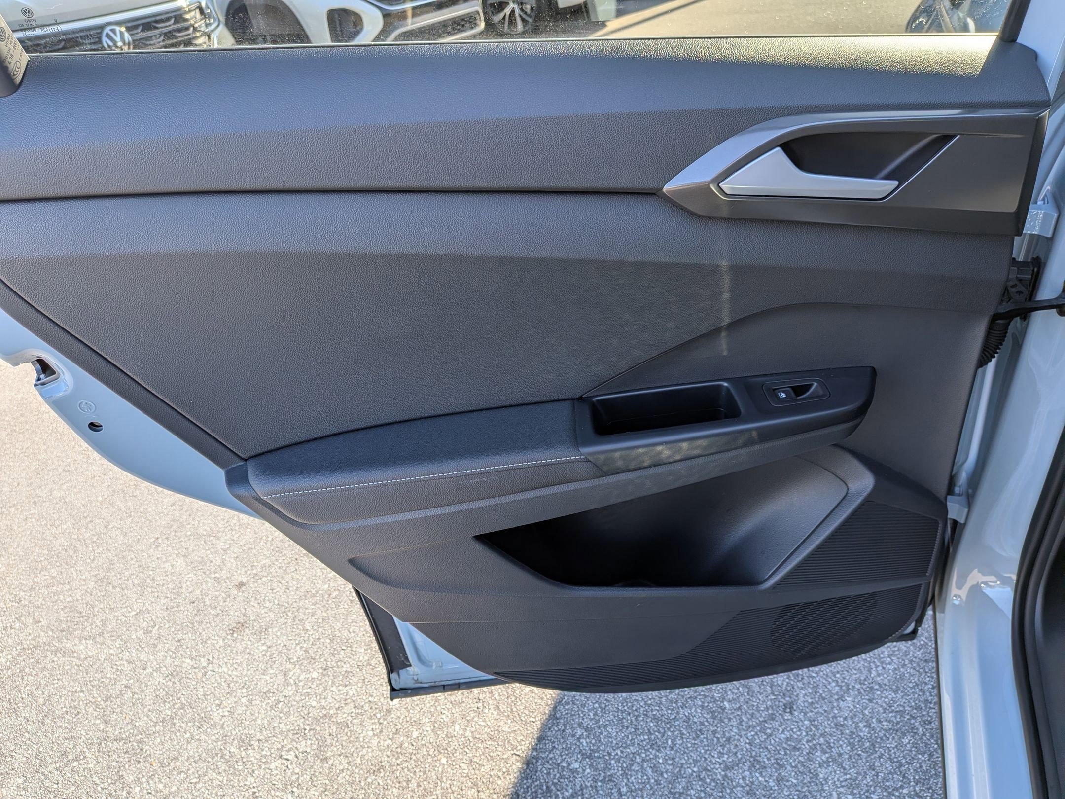 Used 2025 Volkswagen Taos SE image 26