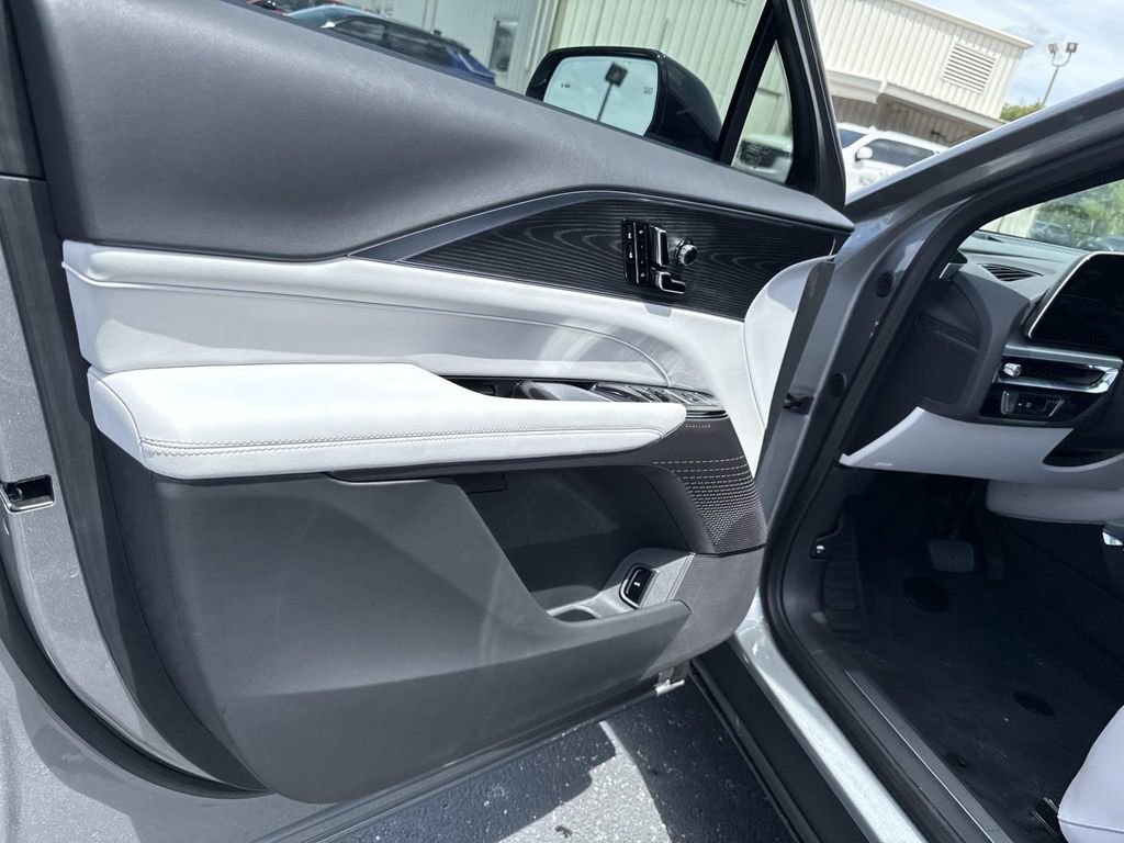 New 2025 Cadillac Lyriq Luxury image 17