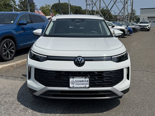 Used 2026 Volkswagen Tiguan SE AWD/4WD image 2