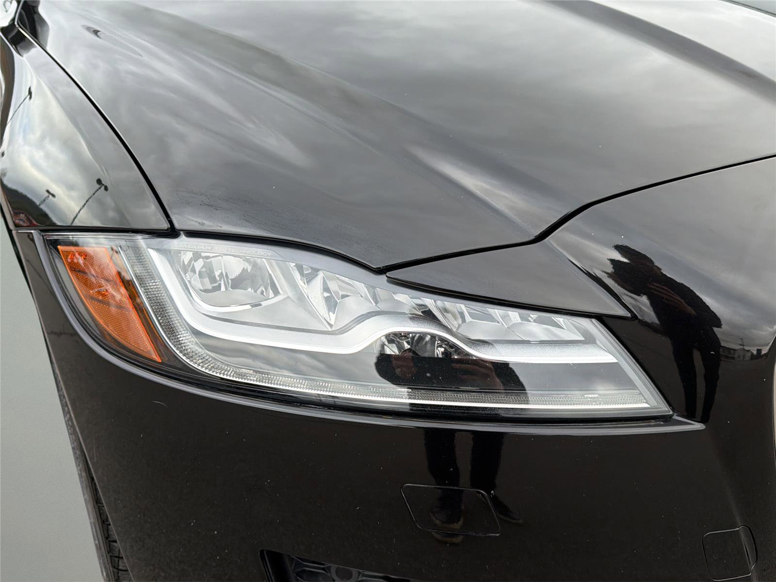 Used 2020 Jaguar XF Premium image 10