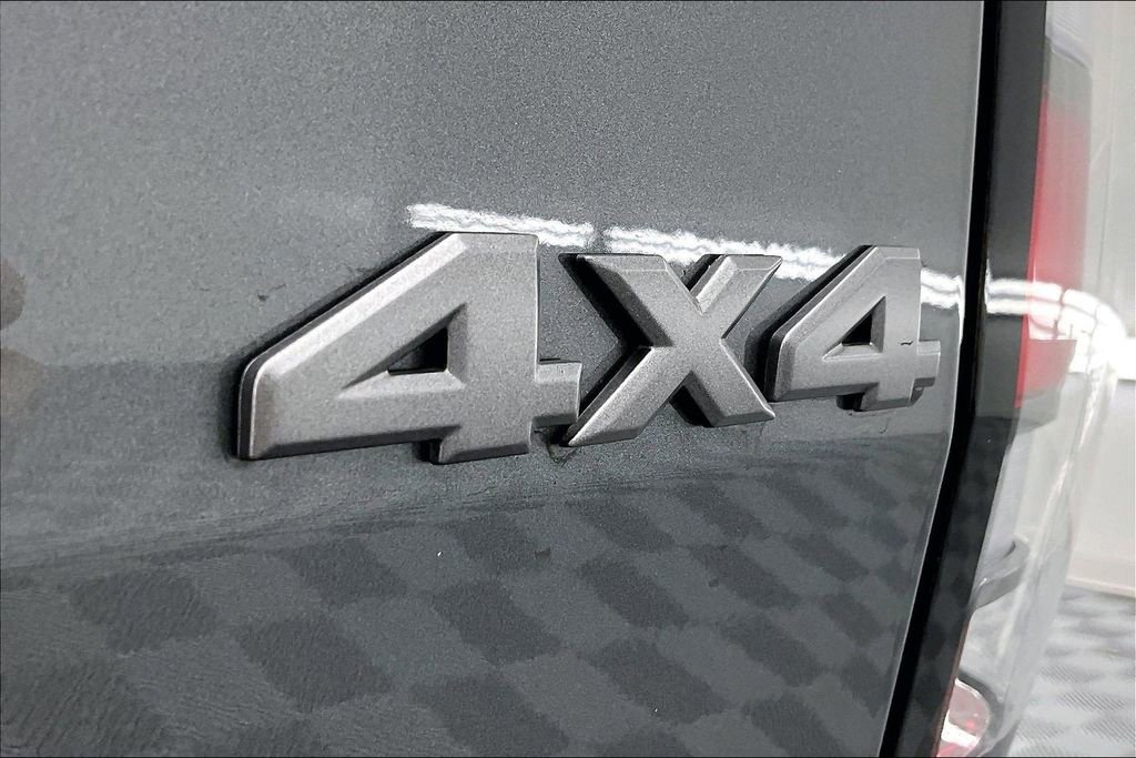 Used 2025 Nissan Frontier SV image 8