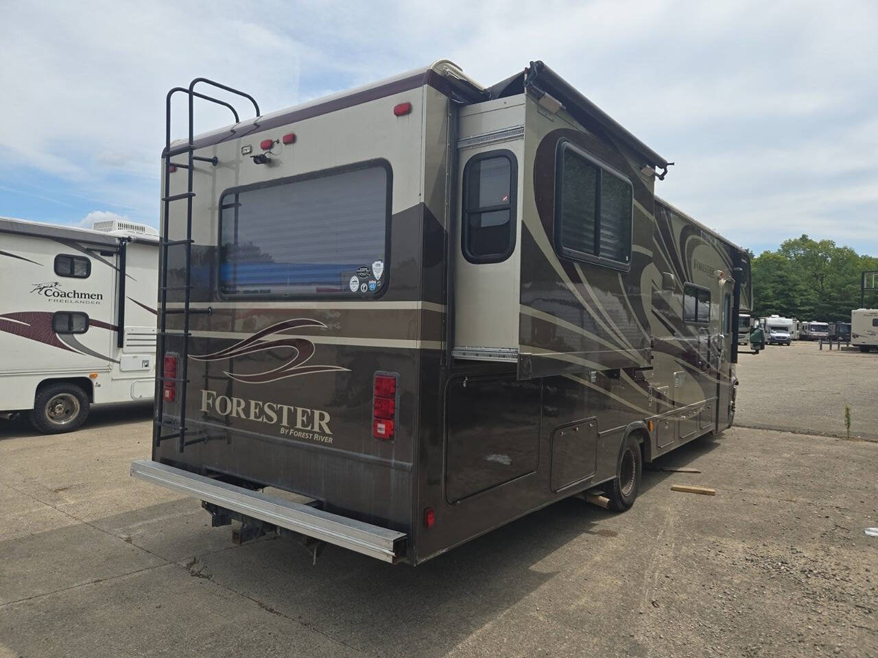 Used 2011 Ford E-450 and Econoline 450 Super Duty w/ Motorhome Prep Pkg RWD image 5