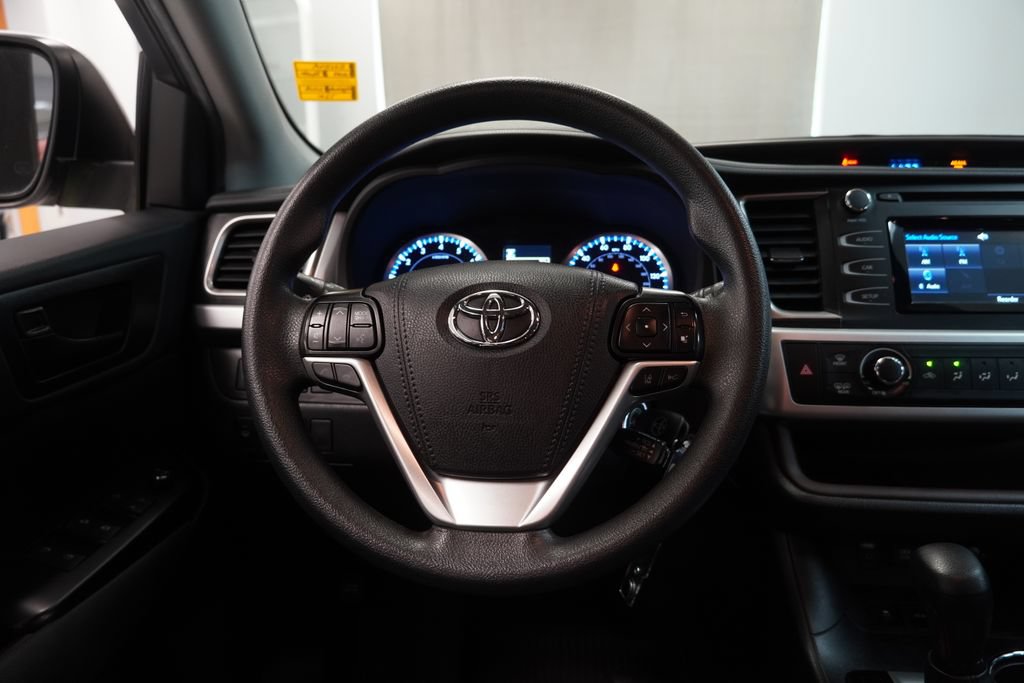 Used 2019 Toyota Highlander LE AWD/4WD image 17