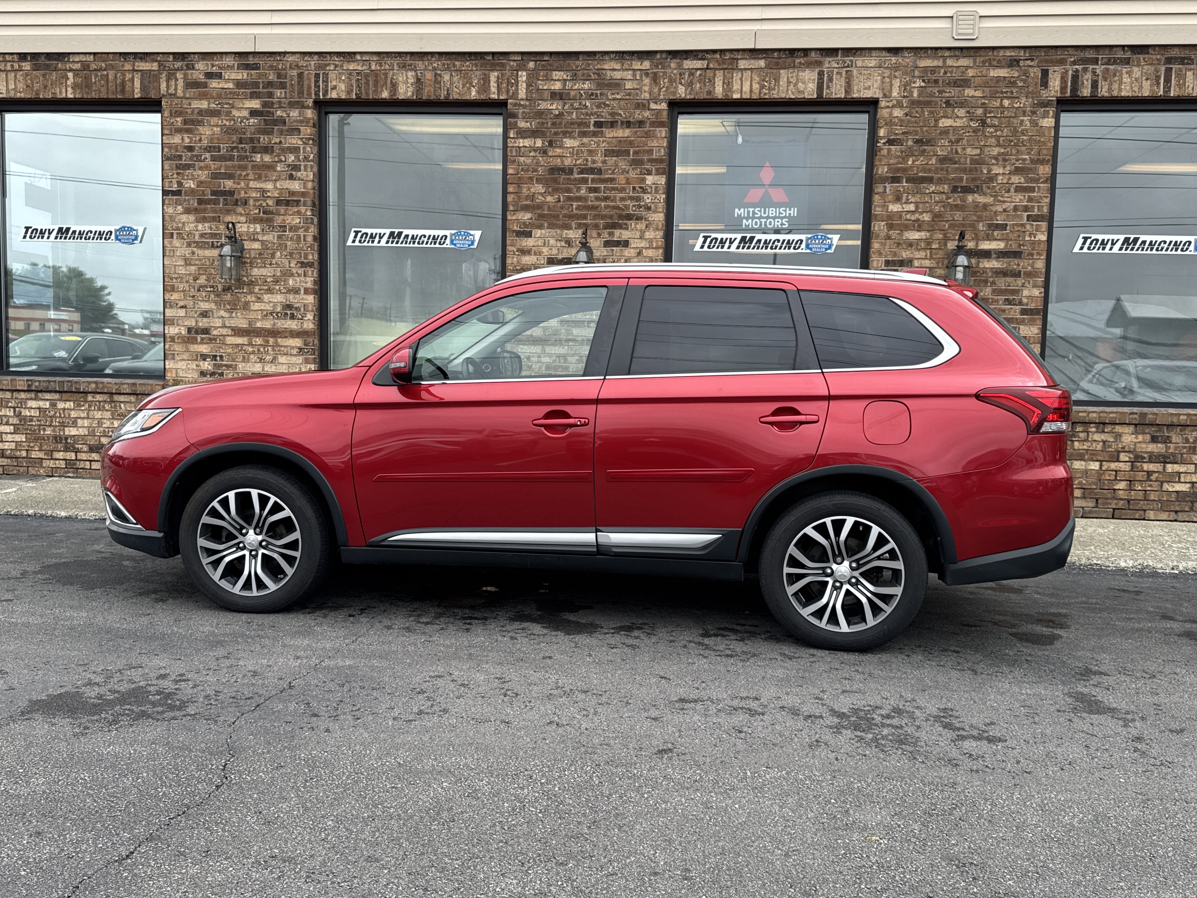 Used 2017 Mitsubishi Outlander SEL image 2