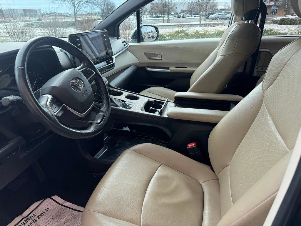 Used 2022 Toyota Sienna XLE image 14
