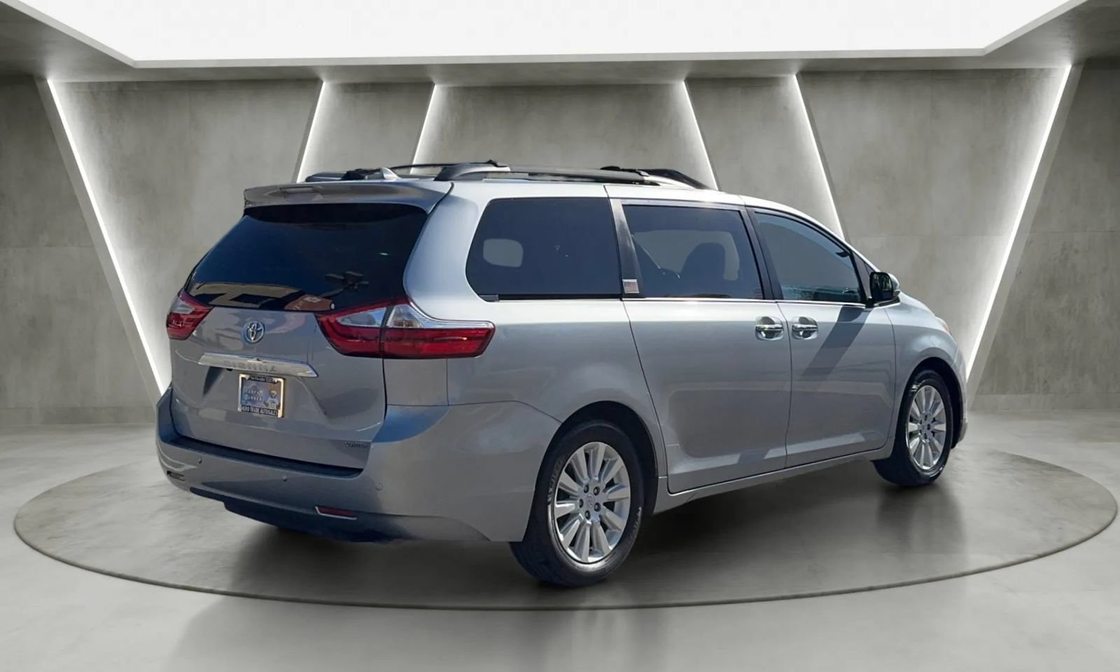 Used 2015 Toyota Sienna Limited Premium FWD image 3