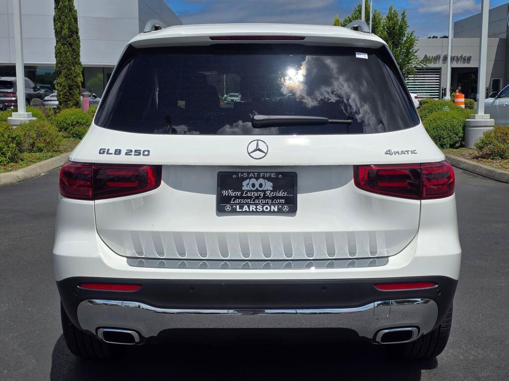 Used 2025 Mercedes-Benz GLB 250 4MATIC image 4