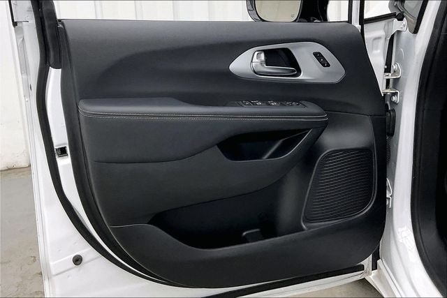 Used 2025 Chrysler Pacifica Limited FWD image 21