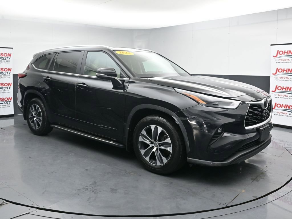Used 2023 Toyota Highlander XLE AWD/4WD image 2