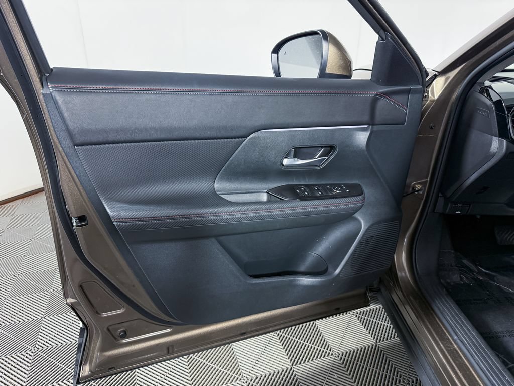 Certified 2025 Nissan Kicks SR AWD/4WD image 42