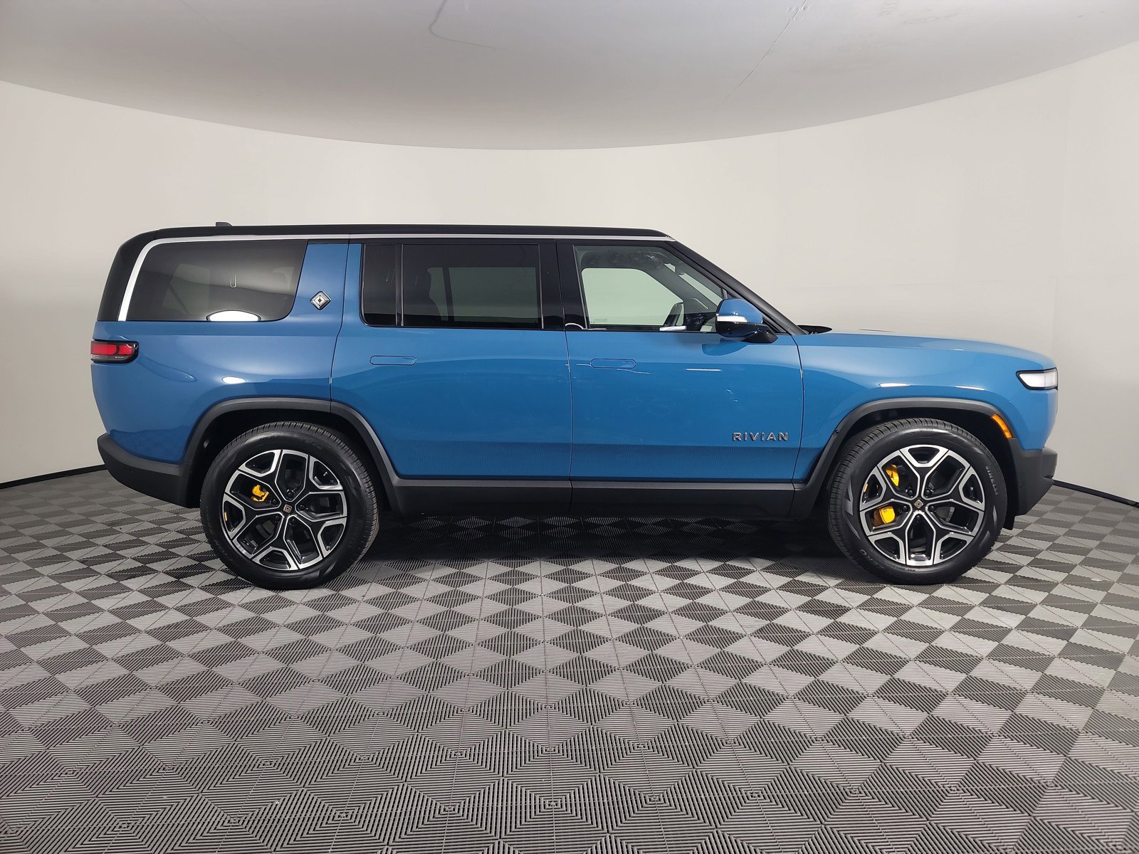 Used 2023 Rivian R1S Adventure image 6