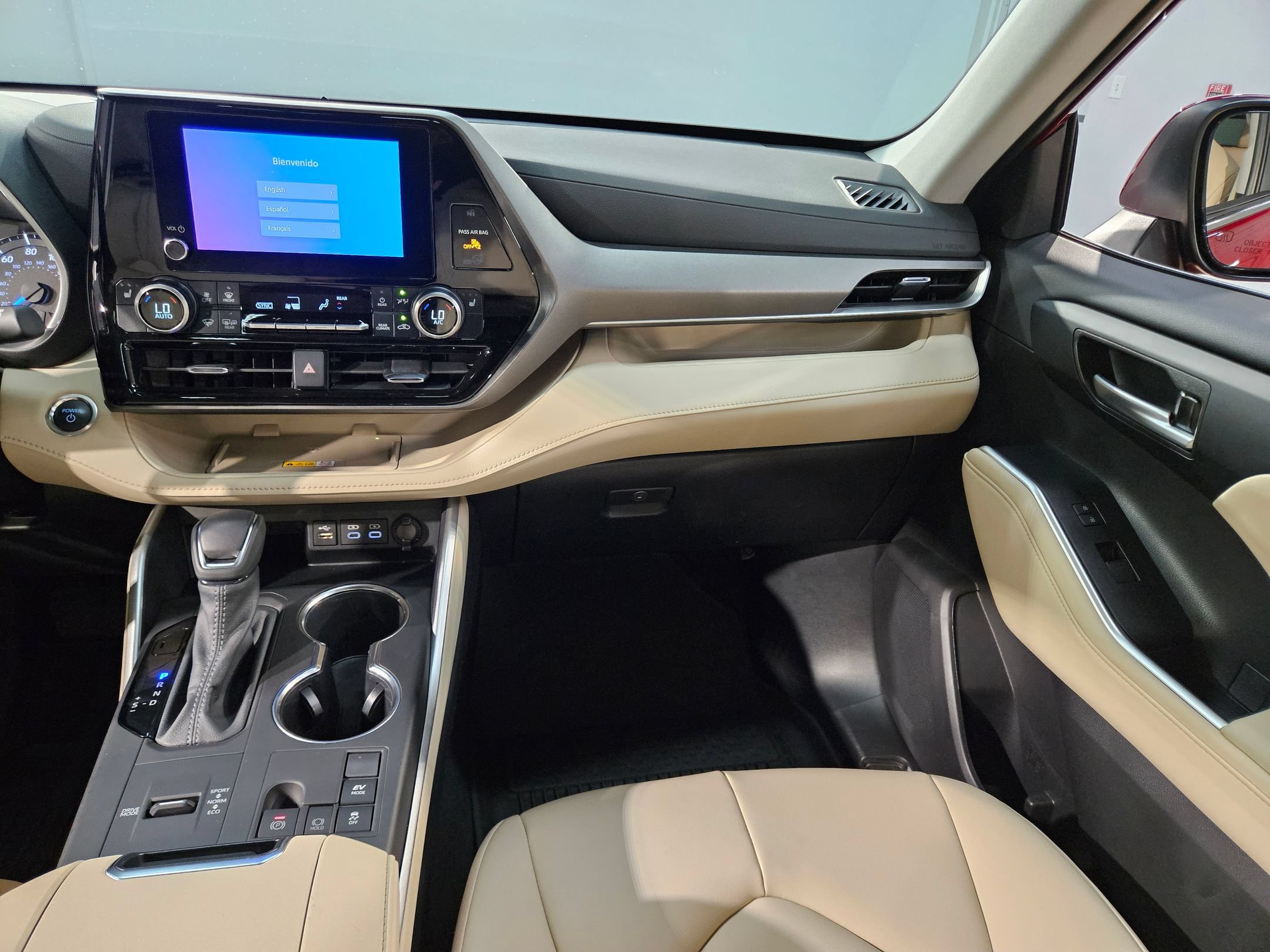 Certified 2024 Toyota Highlander XLE FWD image 11