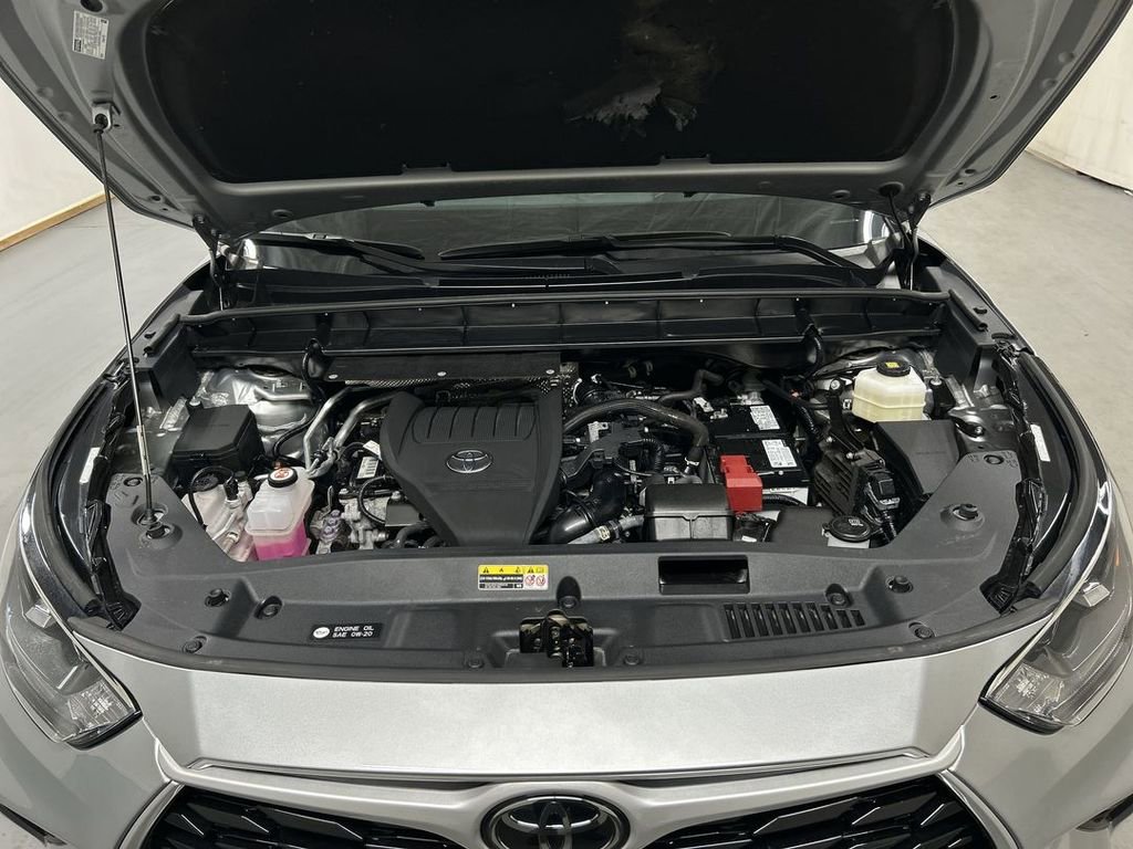 Used 2023 Toyota Highlander LE AWD/4WD image 24