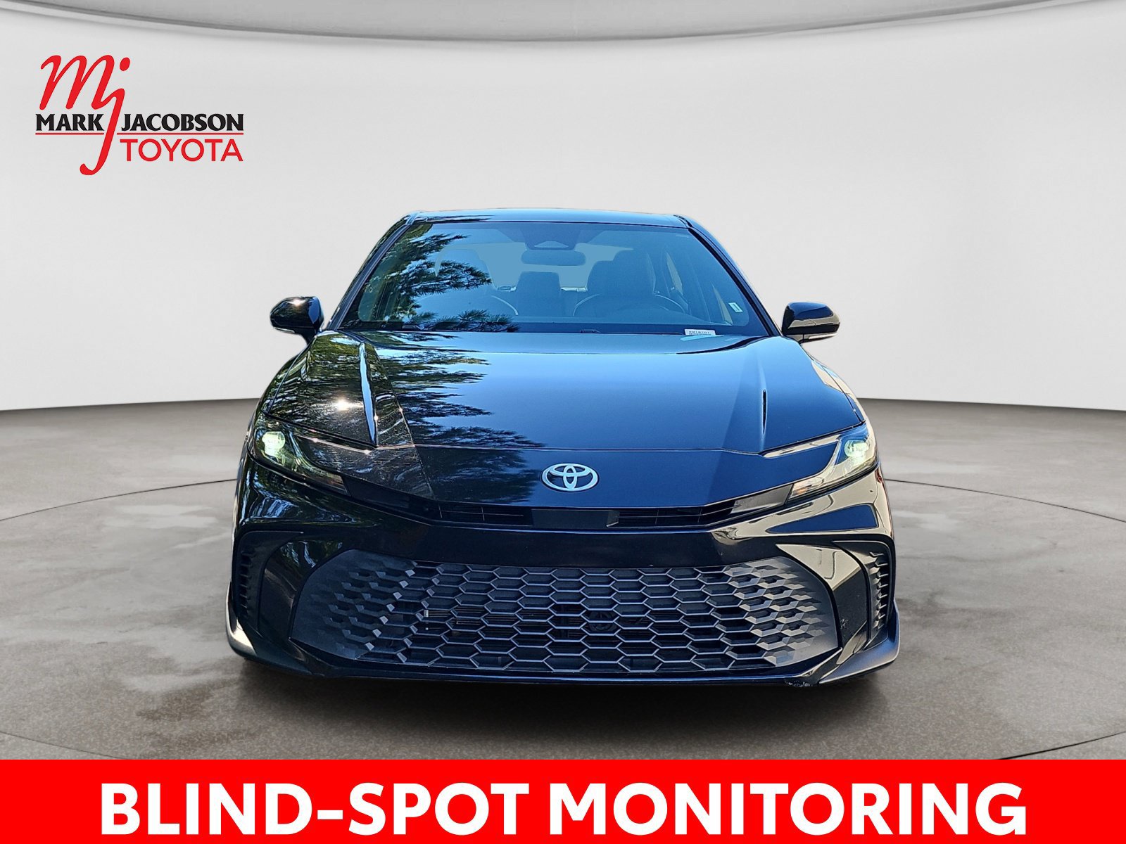 Used 2025 Toyota Camry SE FWD image 3