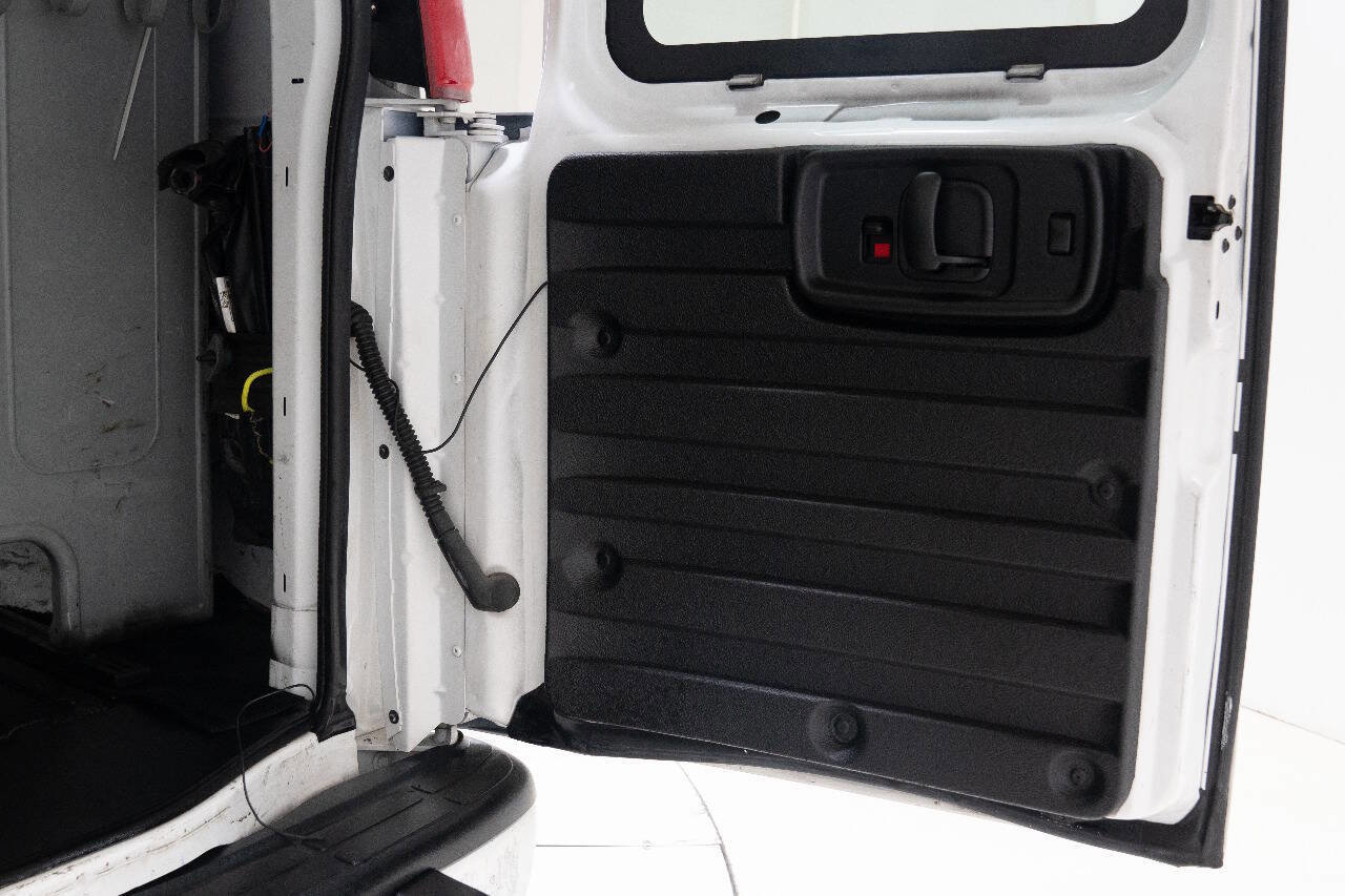 Used 2017 GMC Savana 2500 image 33
