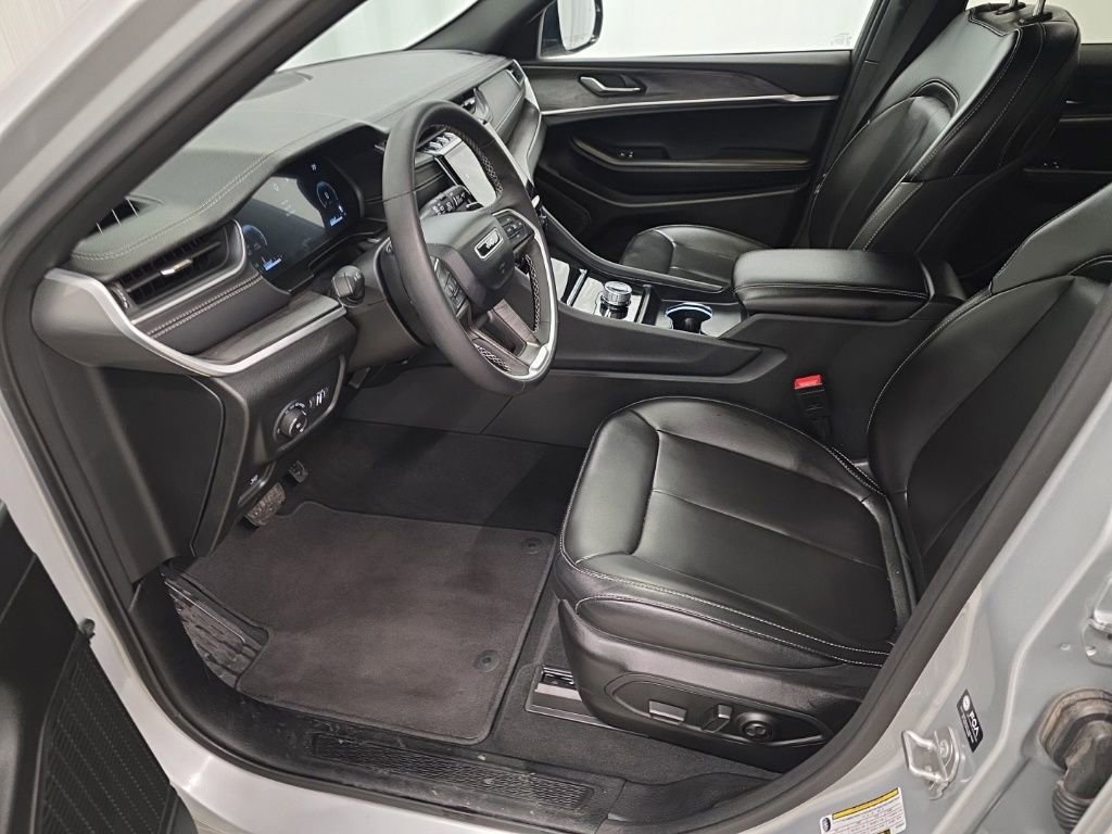 Used 2025 Jeep Grand Cherokee Limited image 12