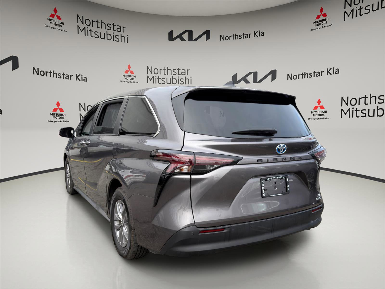 Used 2023 Toyota Sienna XLE image 2