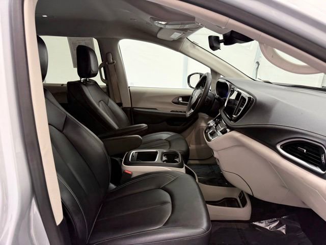 Used 2024 Chrysler Pacifica Touring-L image 21
