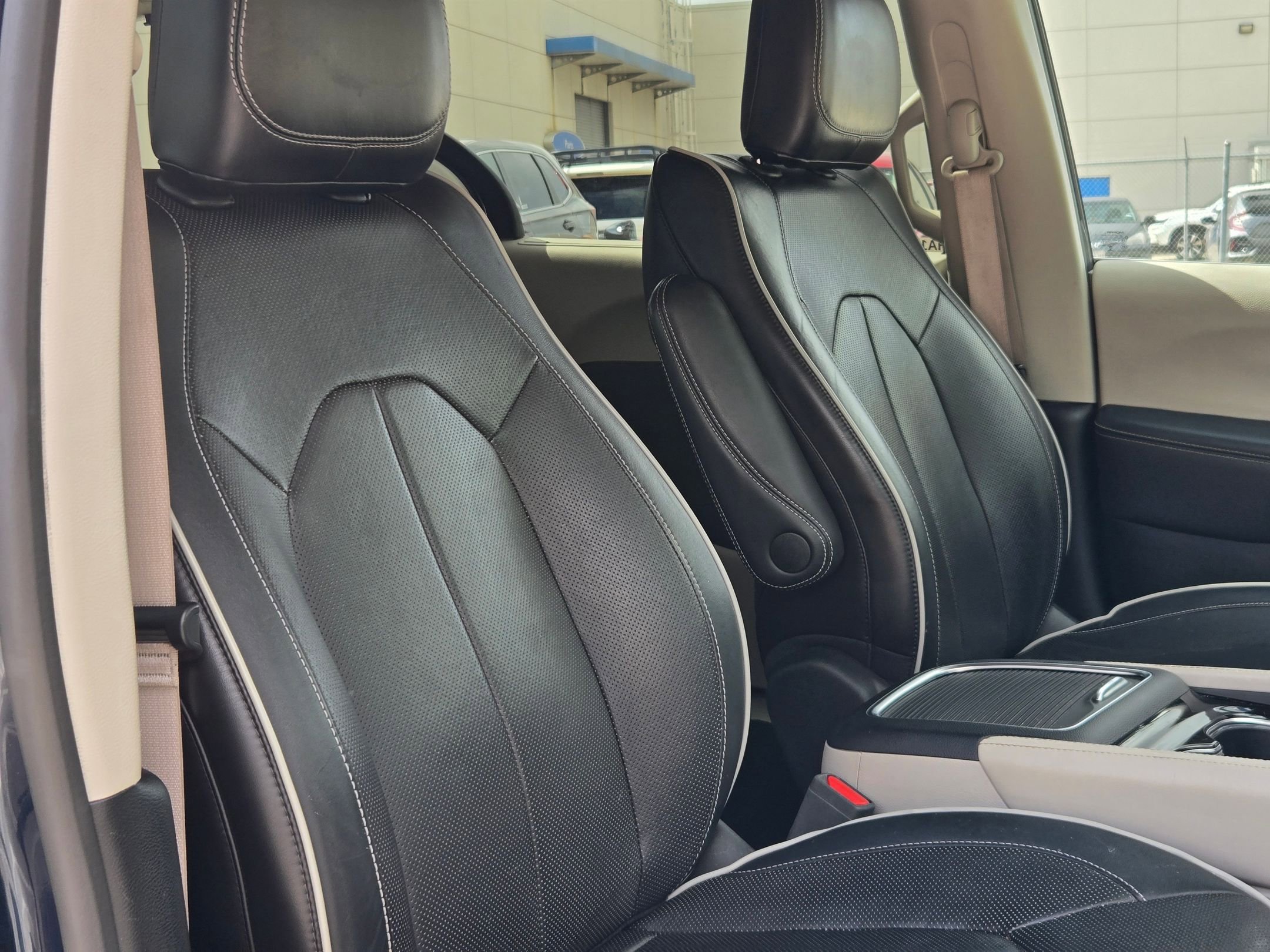 Used 2023 Chrysler Pacifica Limited FWD image 29