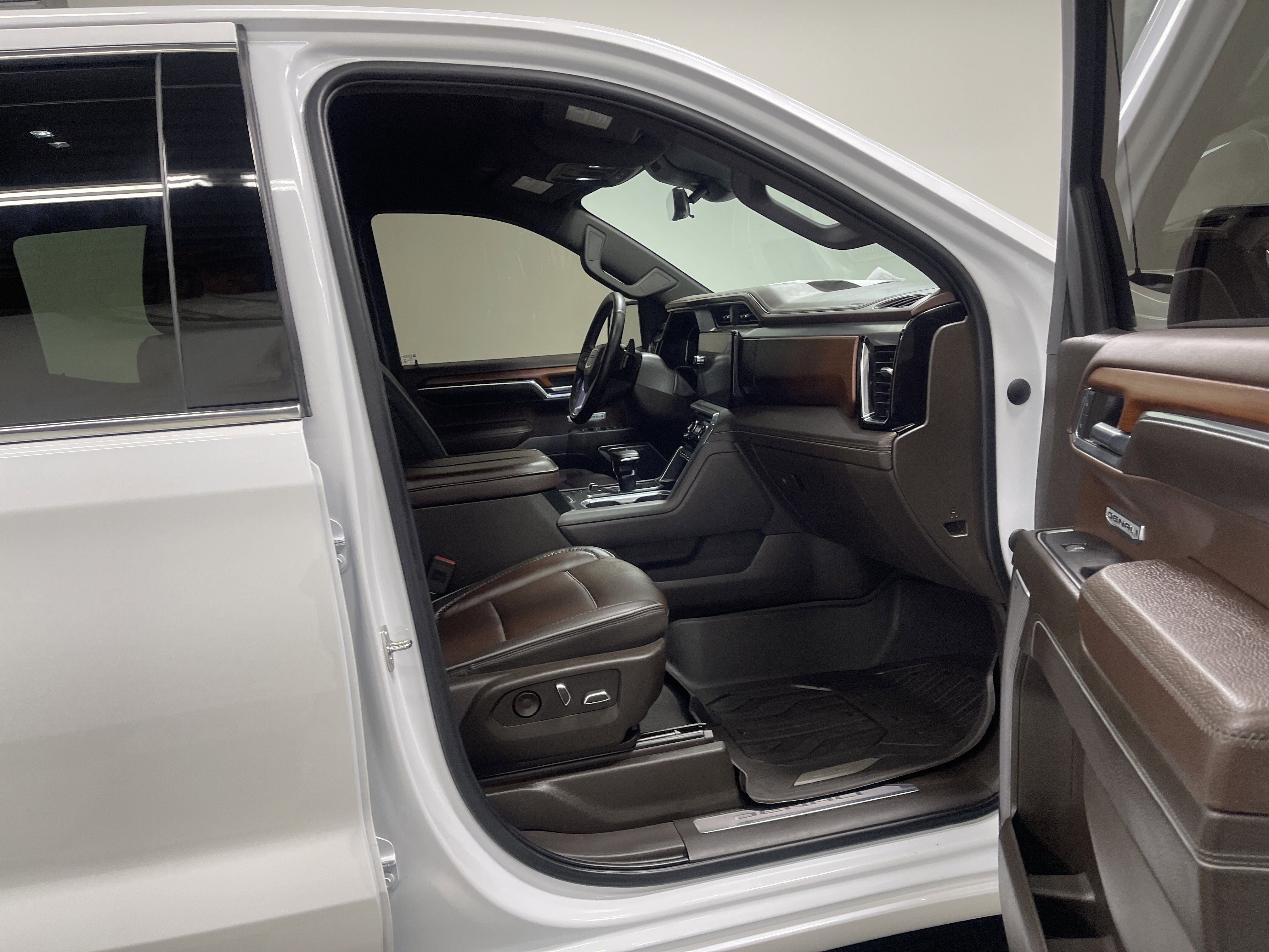 Used 2023 GMC Sierra 1500 Denali w/ Technology Package AWD/4WD image 25