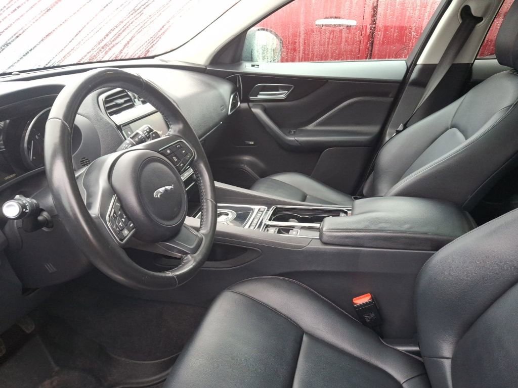 Used 2018 Jaguar F-PACE Premium image 8