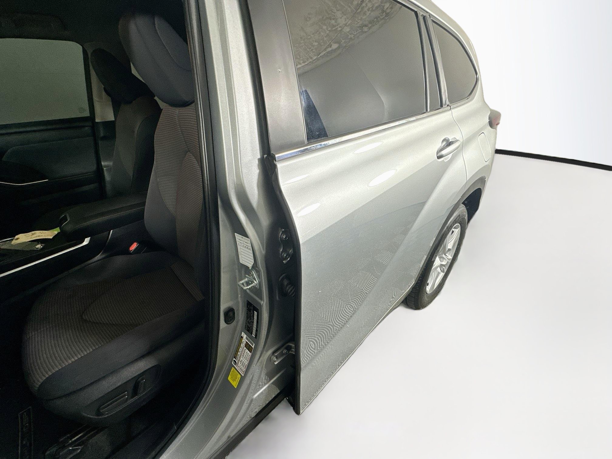 Used 2024 Toyota Highlander LE FWD image 12