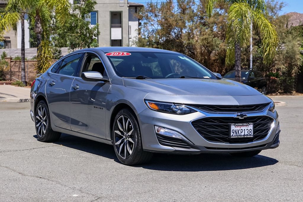 Used 2025 Chevrolet Malibu RS FWD image 2