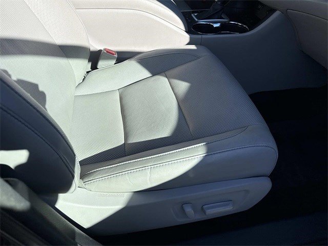 Used 2015 Toyota Highlander Limited image 10