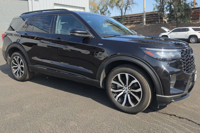 Certified 2025 Ford Explorer ST-Line AWD/4WD image 1