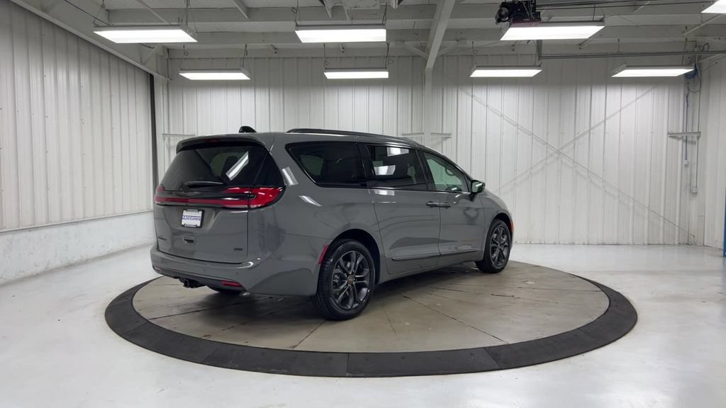 Used 2023 Chrysler Pacifica Touring-L w/ Uconnect Theater Family Group AWD/4WD image 8