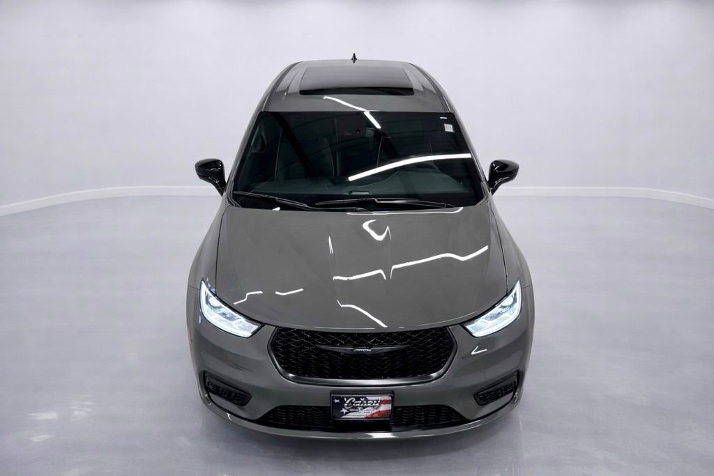 Used 2023 Chrysler Pacifica Limited w/ S Appearance Package image 4