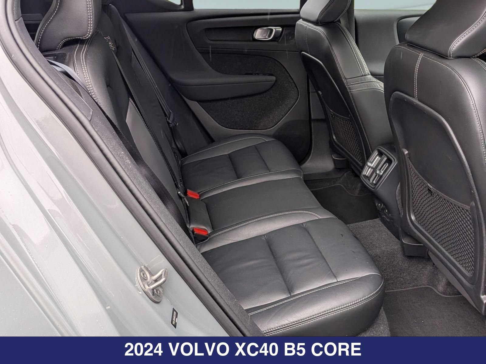 Used 2024 Volvo XC40 B5 Core AWD/4WD image 27