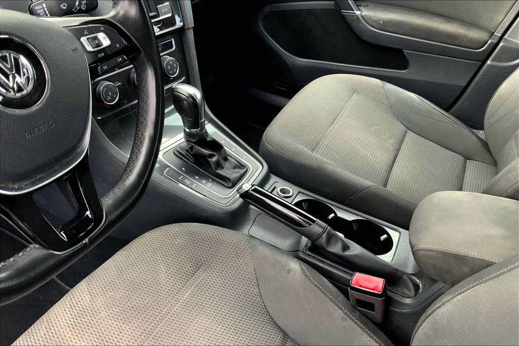 Used 2019 Volkswagen Golf SE image 16