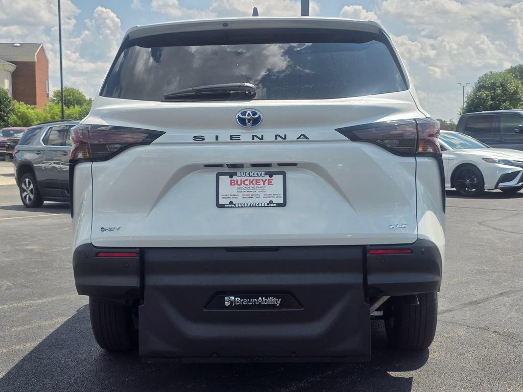 Used 2025 Toyota Sienna XLE FWD image 17