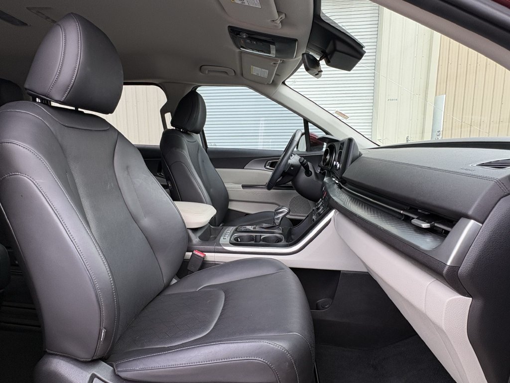 Used 2024 Kia Carnival LX FWD image 28
